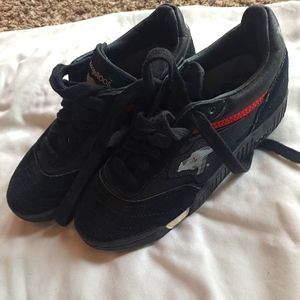 KangaROOS size 3 black with red trim